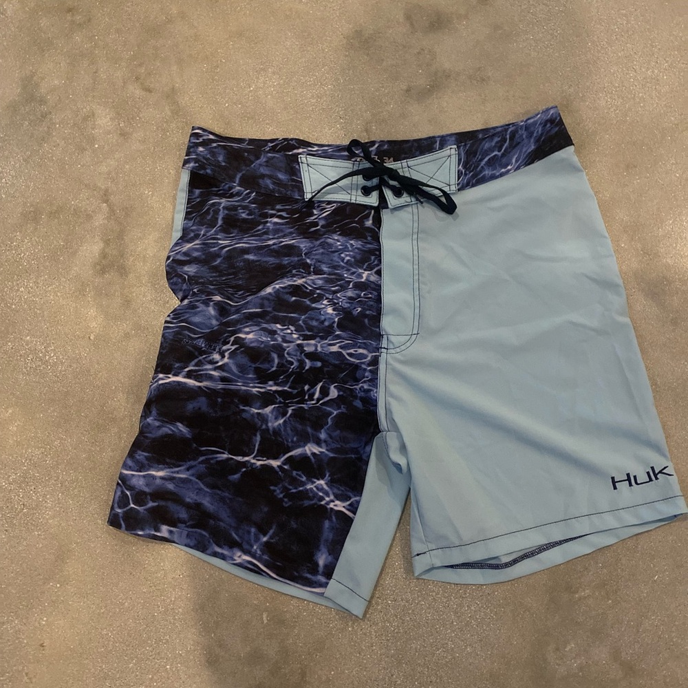 Huk Men’s board shorts, almost new size 34!